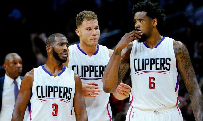 出其不意！加兰不看人妙传阿伦篮下背扣（意想不到！加兰不看人神助攻，阿伦篮下反扣得手）