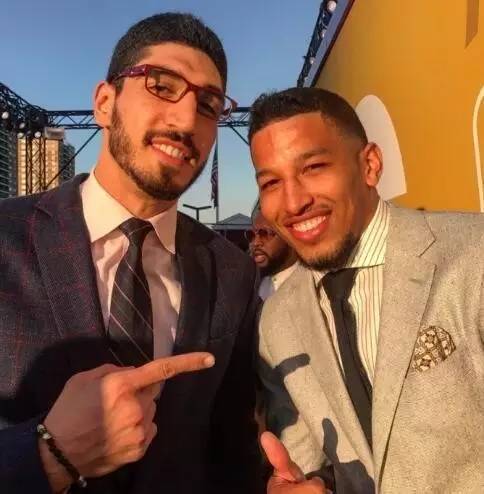 国安凯旋归来！足协杯夺冠背后的故事与战术解析（国安问鼎足协杯：夺冠幕后故事与战术解读）