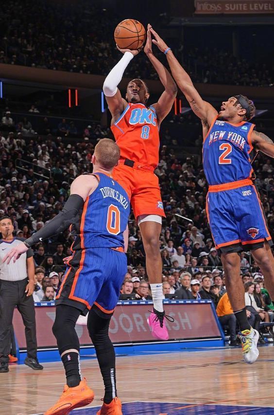 詹姆斯关键时刻连拿10分创赛季新高，头戴皇冠引球迷欢呼模仿（詹姆斯关键时刻连得10分刷新赛季新高，戴皇冠庆祝引爆球迷欢呼模仿）