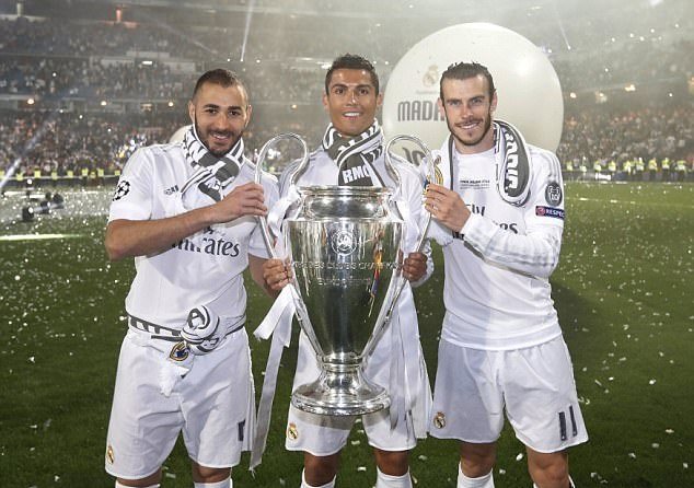 邮报：谢什科对曼联与纽卡都表达过兴趣，但他稍微倾向于红魔（邮报：谢什科同时考虑曼联与纽卡，但略偏向红魔）