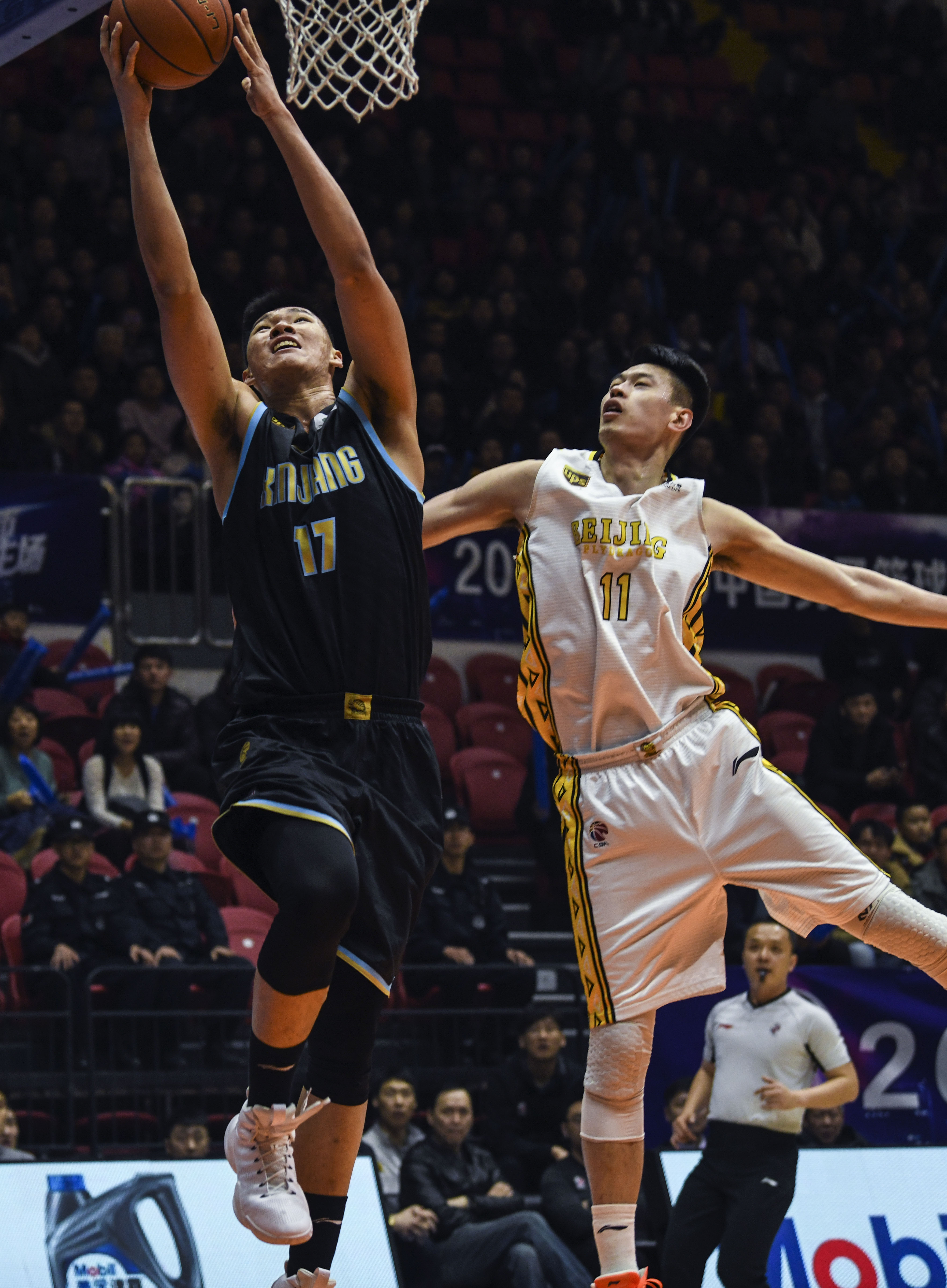 外线有谱！黄蜂首节全队三分12中7 命中率高达58.3%（黄蜂首节三分火力全开：全队12投7中，命中率58.3%）