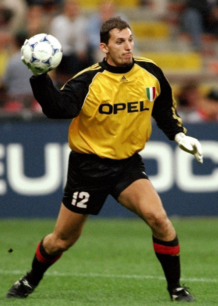 巴萨官方：欧冠对法鹰为高风险，将启动客队球迷安全管控预案（巴萨官宣：欧冠战法鹰被列高风险，将启动客队球迷安保预案）