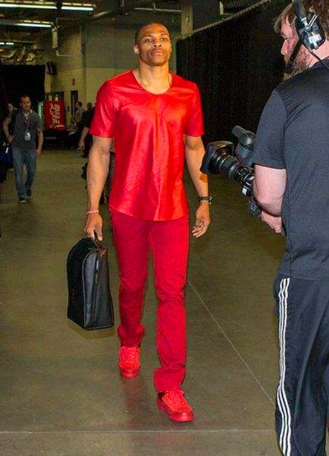 苦涩失利，雷霆圣诞大战负马刺后主场金身告破，此前14战全胜（圣诞大战不敌马刺，雷霆主场不败告破，前14场全胜纪录终结）